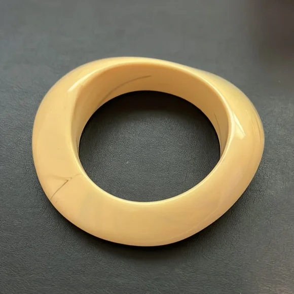 Vintage Plastic Bangle Bracelet, Cream, Black Swirl, Asymmetrical, Retro, Boho - Picture 5 of 9